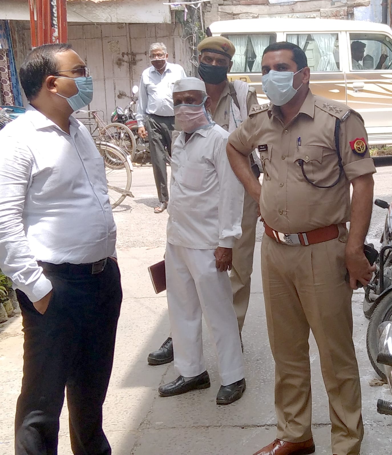 शामली अयोध्या में श्रीराम मन्दिर शिलान्यास के अवसर पर पुलिसकर्मी बडा बाजार में तैनात सीओ व एसड? शामली अयोध्या में श्रीराम मन्दिर शिलान्यास के अवसर पर पुलिसकर्मी बडा बाजार में तैनात सीओ व एसड?
