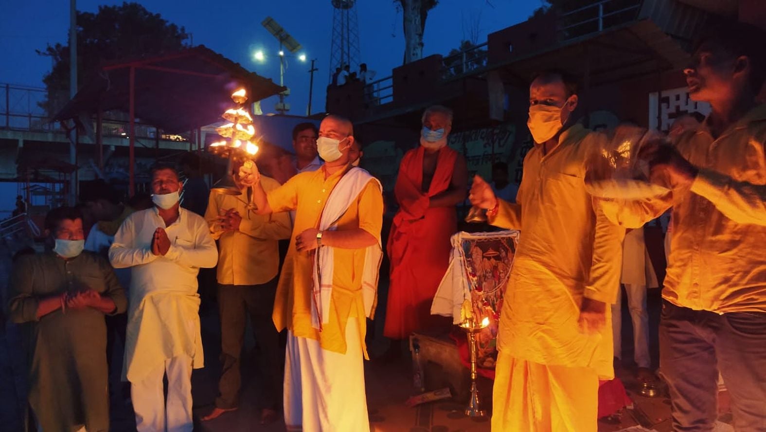 पांचालघाट पर गंगा जी की आरती करते आचार्य प्रदीप नारायन शुक्ला व मौजूद अन्य। संवाद पांचालघाट पर गंगा जी की आरती करते आचार्य प्रदीप नारायन शुक्ला व मौजूद अन्य। संवाद