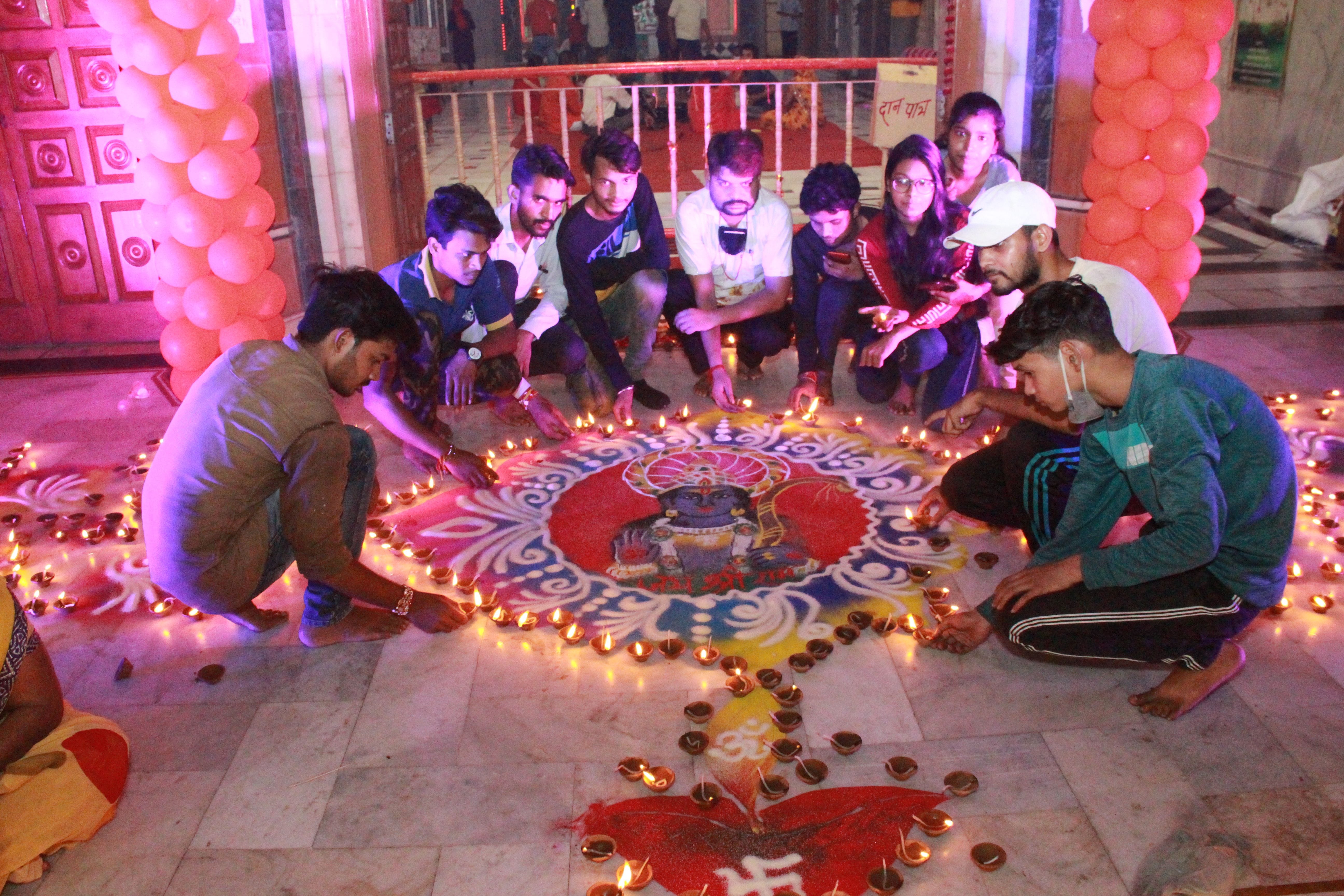 राम जानकी मंदिर में भगवान राम की रंगोली बनाकर दीपदान करते श्रद्वालु। 