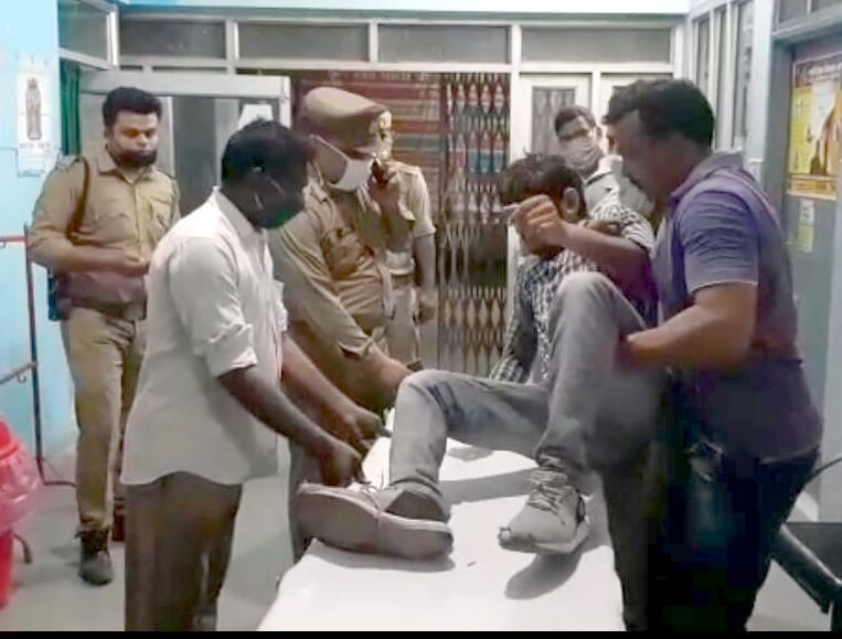 कांधला सीएचसी में घायल बदमाश को लेकर पहुचे पुलिसकर्मी