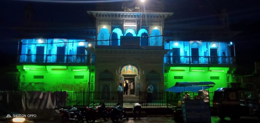 लक्ष्मीपुरा स्थिति श्रीरामराजा मंदिर में की गई रोशनी लक्ष्मीपुरा स्थिति श्रीरामराजा मंदिर में की गई रोशनी