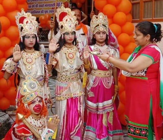 शामली राम सीता लक्ष्मण के रूप में सजे बच्चो को तीलक करती महिला शामली राम सीता लक्ष्मण के रूप में सजे बच्चो को तीलक करती महिला