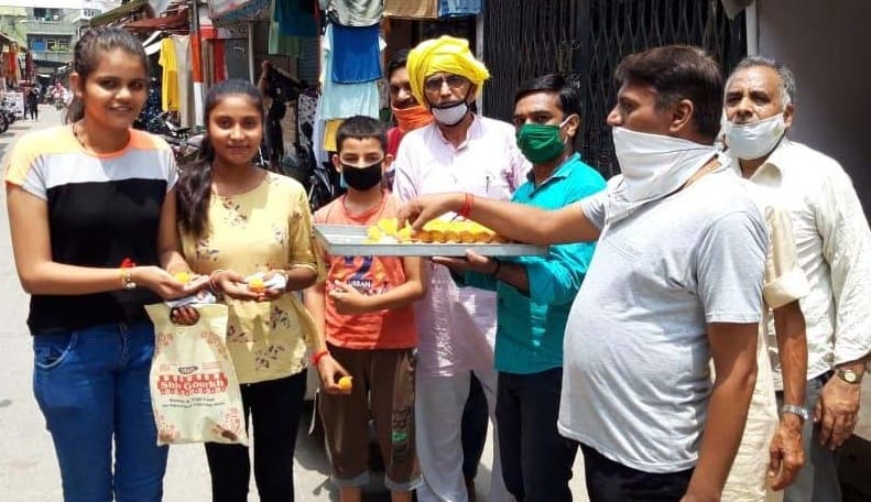 शामली नहेरू मार्किट में लडडू बाटते दुकानदार शामली नहेरू मार्किट में लडडू बाटते दुकानदार