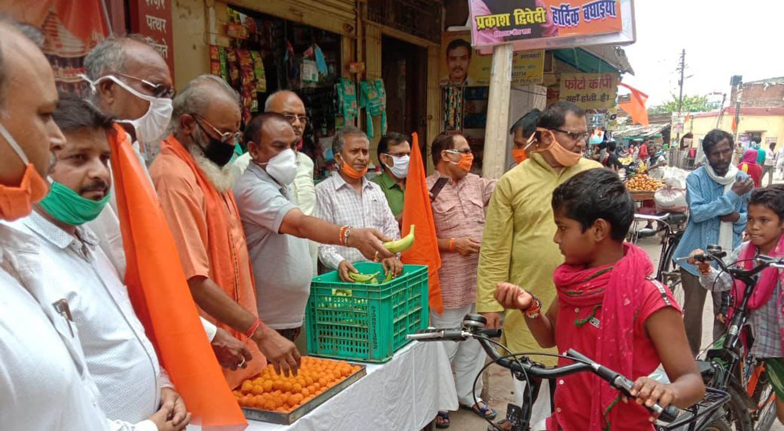 श्रीराम जन्मभूमि पूजन कार्यक्रम को लेकर राहगीरों को लड्डू और फल बांटते भक्त। श्रीराम जन्मभूमि पूजन कार्यक्रम को लेकर राहगीरों को लड्डू और फल बांटते भक्त।