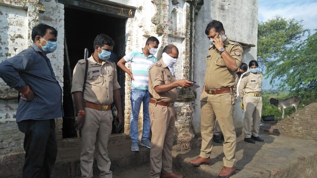 घटनास्थल पर जांच पड़ताल करते थानाध्यक्ष घटनास्थल पर जांच पड़ताल करते थानाध्यक्ष