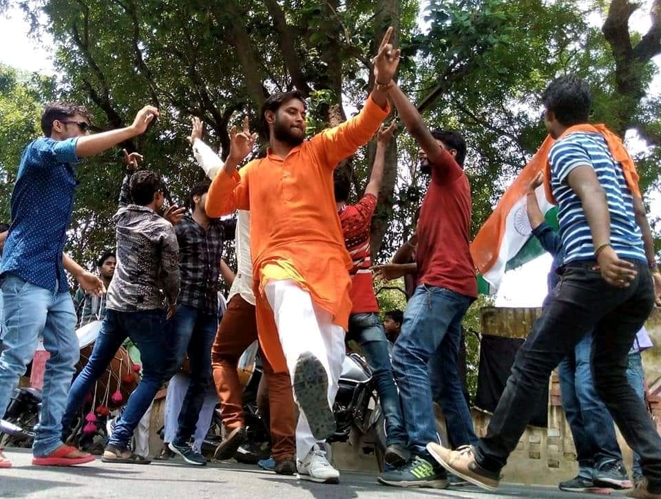 राम मंदिर भूमि पूजन के मौके पर पड़रिया तुला में नृत्य कर जश्न मनाते युवक। संवाद राम मंदिर भूमि पूजन के मौके पर पड़रिया तुला में नृत्य कर जश्न मनाते युवक। संवाद