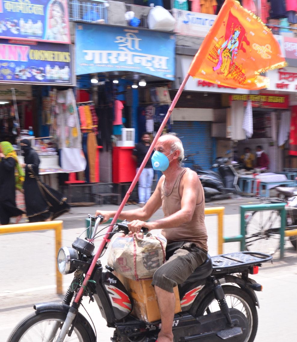 राम भूमि मंदिर पूजन की खुशी में झंडा लेकर जाता सवार। राम भूमि मंदिर पूजन की खुशी में झंडा लेकर जाता सवार।