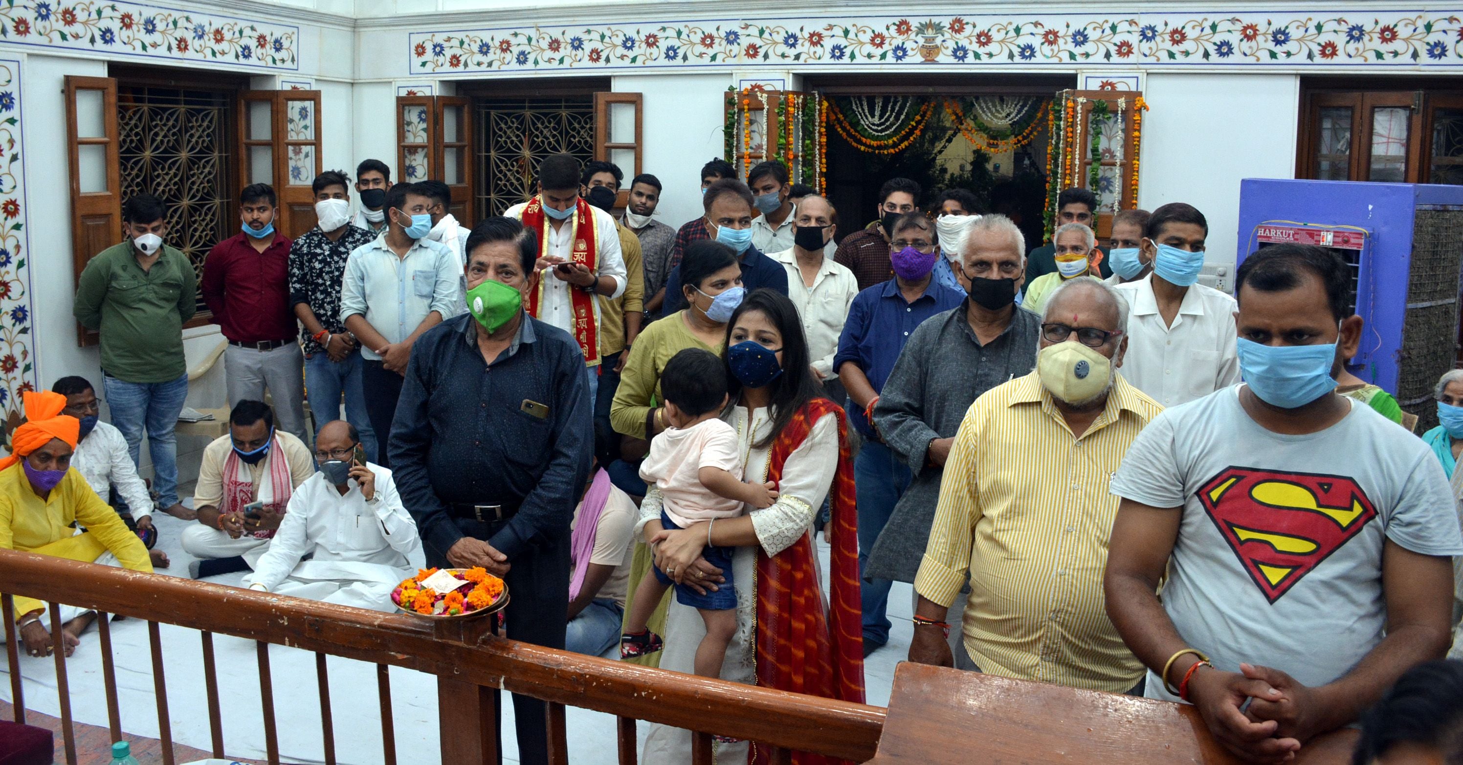 टीकाराम मंदिर में भगवान श्रीराम जी के दर्शन करते श्रृद्रालु । टीकाराम मंदिर में भगवान श्रीराम जी के दर्शन करते श्रृद्रालु ।