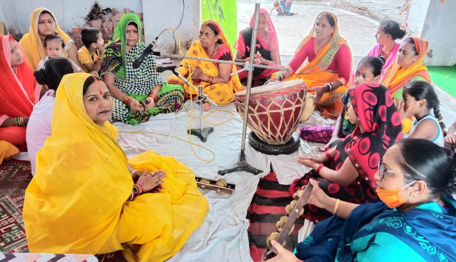 मंदिर में रामनाम संकीर्तन करतीं महिलाएं। मंदिर में रामनाम संकीर्तन करतीं महिलाएं।