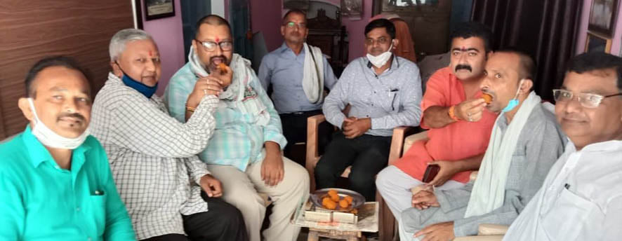 कांग्रेस नेता लालू दुबे के आवास पर भूमि पूजन की खुशियां मनाते व्यापारी व अन्य समाजसेवी। कांग्रेस नेता लालू दुबे के आवास पर भूमि पूजन की खुशियां मनाते व्यापारी व अन्य समाजसेवी।