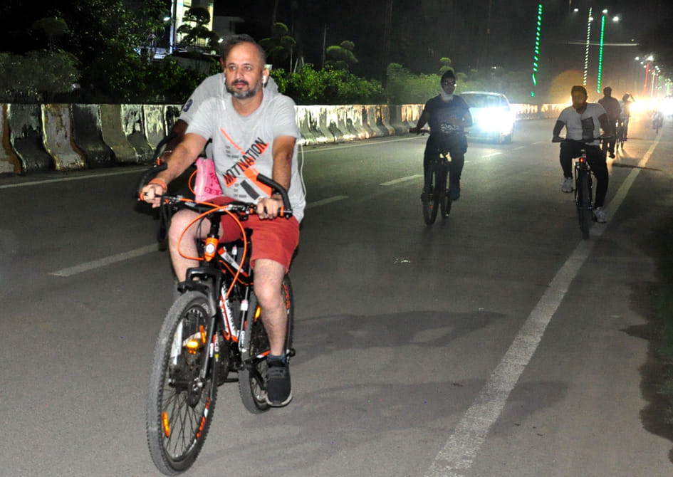 सहारनपुर में दिल्ली रोड पर साइकिल चलाते नागरिक। सहारनपुर में दिल्ली रोड पर साइकिल चलाते नागरिक।