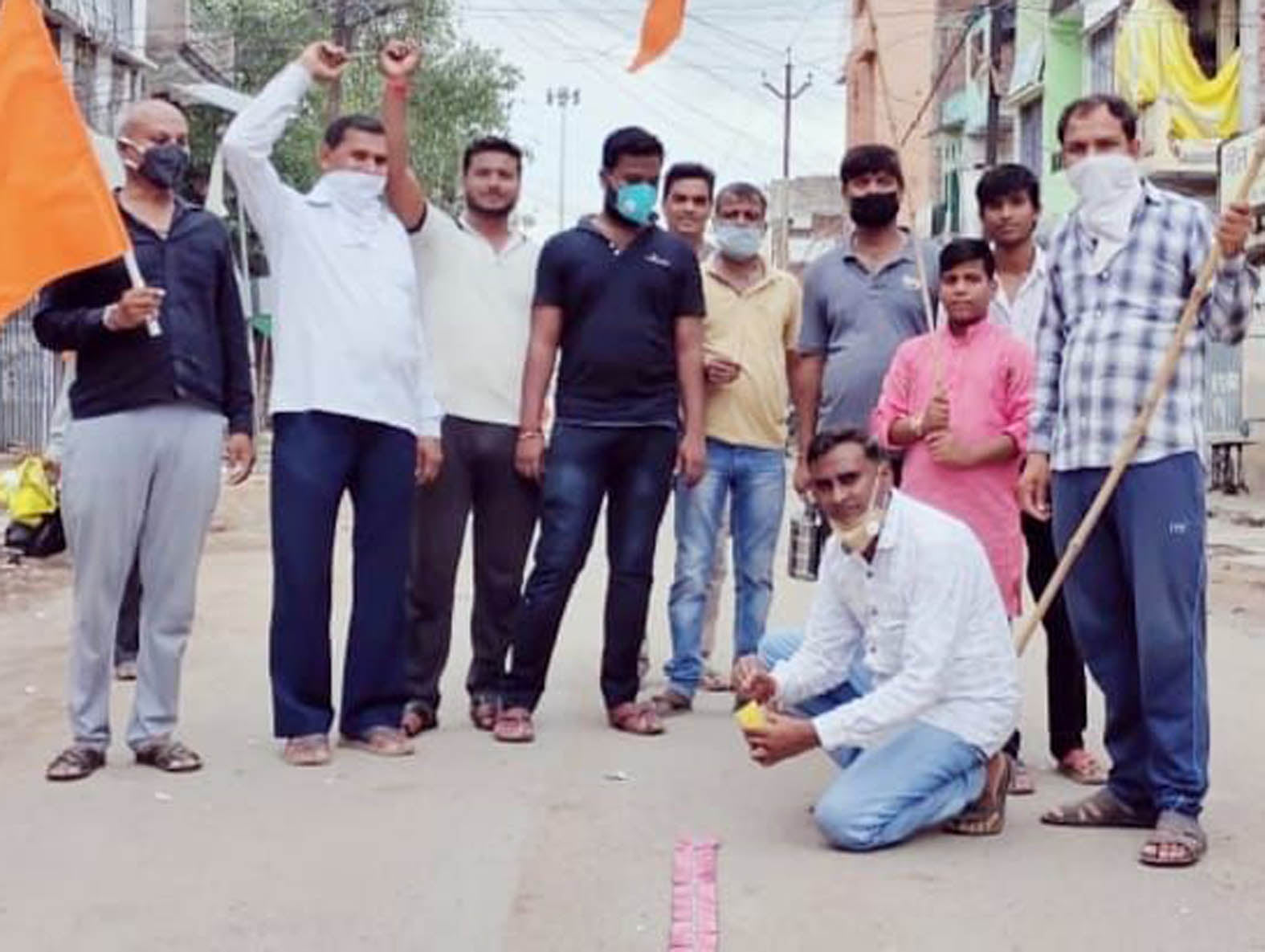 राम जन्म भूमि पूजन पर उत्साहित युवक पटाखे जलाते। राम जन्म भूमि पूजन पर उत्साहित युवक पटाखे जलाते।