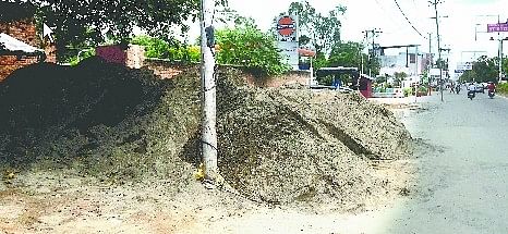 सेल्फी प्वाइंट की आड़ में फिर होने लगा अतिक्रमण सेल्फी प्वाइंट के पास लगे रेत के ढेर।