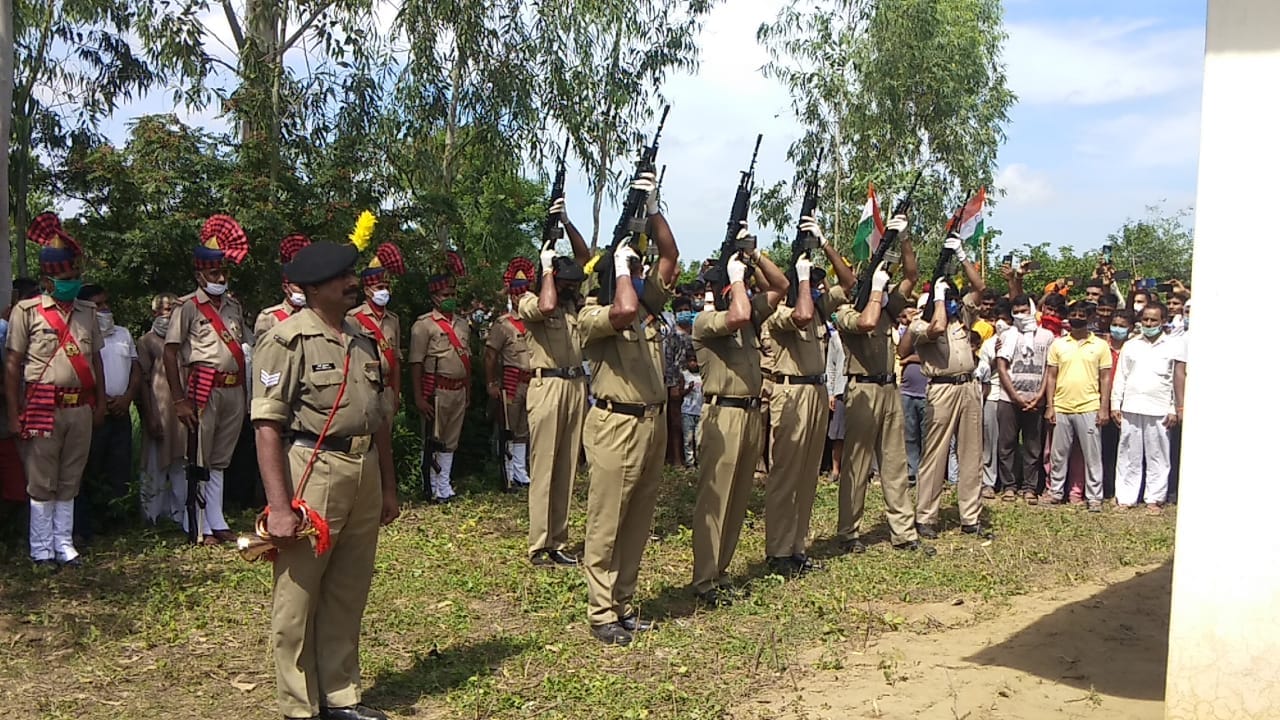 सहारनपुर: सरसावा क्षेत्र के गांव सैदपुर में साथी अनुज कुमार को अंतिम विदाई देते बीएसएफ के जवान सहारनपुर: सरसावा क्षेत्र के गांव सैदपुर में साथी अनुज कुमार को अंतिम विदाई देते बीएसएफ के जवान