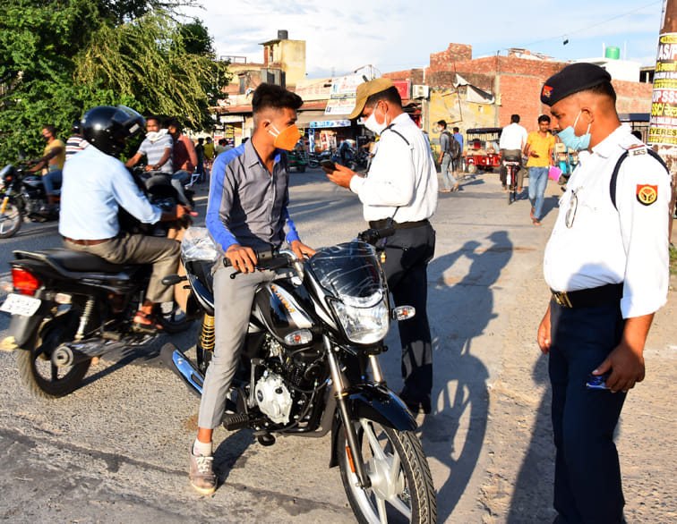 हारनपुर के विश्व कर्मा चौक पर नयी गाड़ी का बिना हेलमेट के चालान करते यातायात कर्मी हारनपुर के विश्व कर्मा चौक पर नयी गाड़ी का बिना हेलमेट के चालान करते यातायात कर्मी