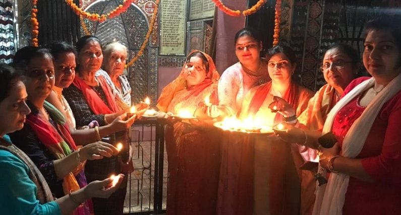 नजीबाबाद में दीप जलाकर भगवान श्रीराम को नमन करतीं कारोबारी महिलाएं। नजीबाबाद में दीप जलाकर भगवान श्रीराम को नमन करतीं कारोबारी महिलाएं।