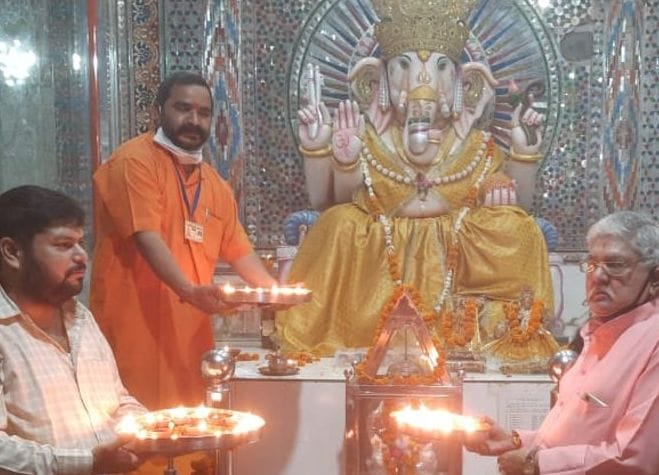 जीबाबाद के गणेश मंदिर पर श्रीराम जन्मभूमि पूजन के उपलक्ष्य में दीप जलाकर खुशी मनाते रामभक्त। जीबाबाद के गणेश मंदिर पर श्रीराम जन्मभूमि पूजन के उपलक्ष्य में दीप जलाकर खुशी मनाते रामभक्त।