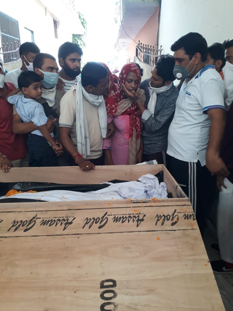 बीएसएफ जवान के अंतिम बार दर्शन करती उसकी पत्नी बीएसएफ जवान के अंतिम बार दर्शन करती उसकी पत्नी