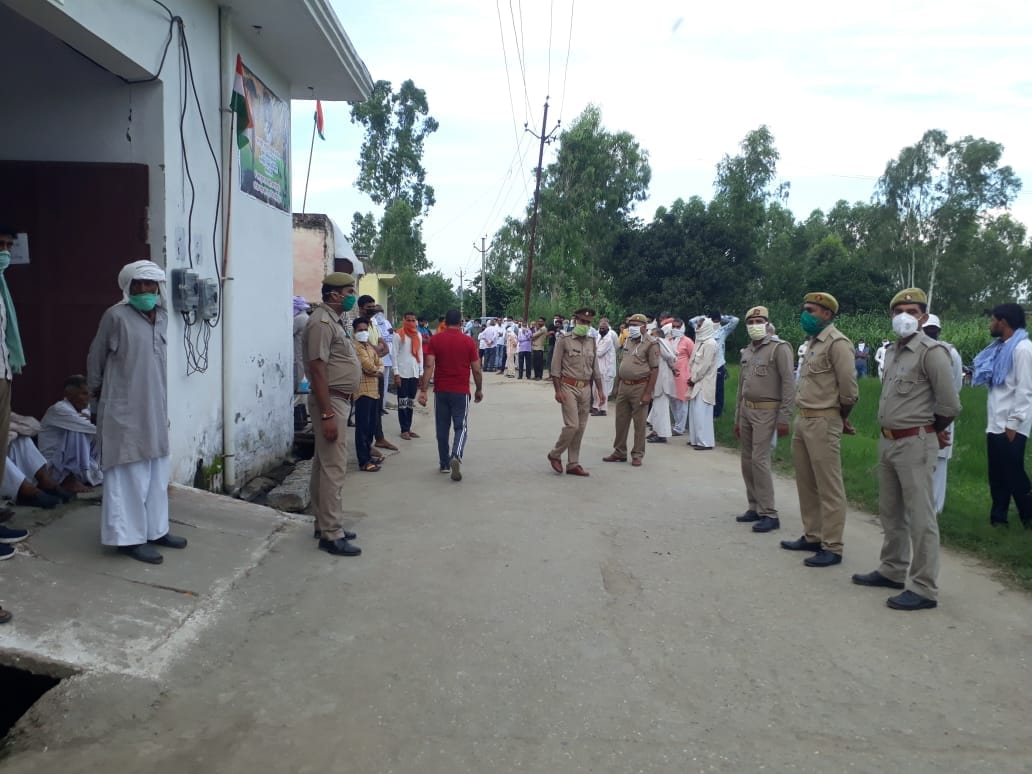 बीएसएफ जवान के शव के गांव पहुंचने के दौरान तैनात पुलिस और जुटे ग्रामीण बीएसएफ जवान के शव के गांव पहुंचने के दौरान तैनात पुलिस और जुटे ग्रामीण