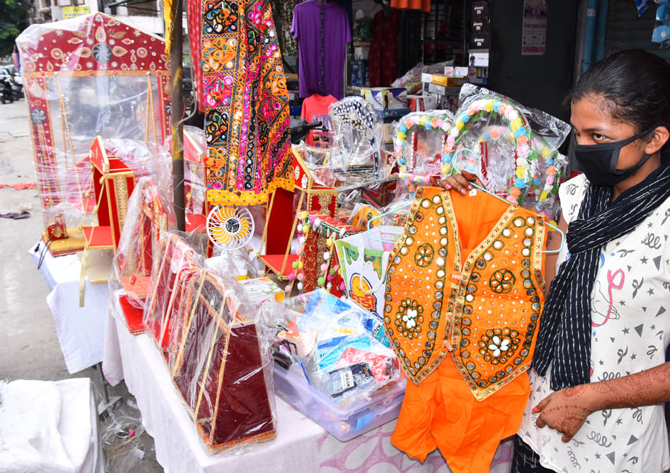 हकीकत नगर में कृष्ण्णा जी ड्रेस खरीदती बालिका हकीकत नगर में कृष्ण्णा जी ड्रेस खरीदती बालिका