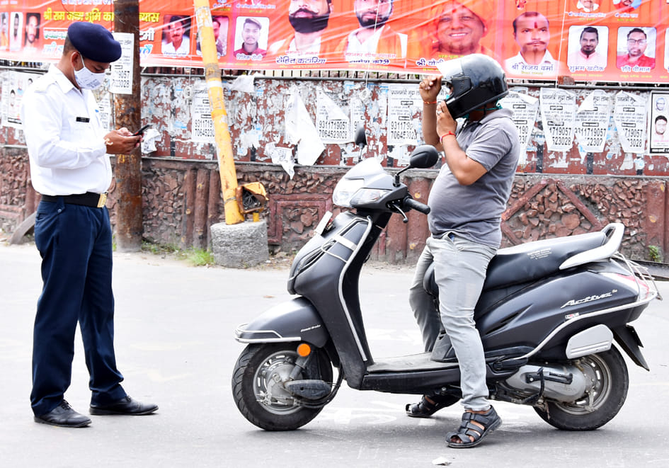 सहारनपुर के घंटाघर स्कूटी सवार का ईचालान करता यातायात कर्मी और चालान के बाद स्कूटी में से निकाल क सहारनपुर के घंटाघर स्कूटी सवार का ईचालान करता यातायात कर्मी और चालान के बाद स्कूटी में से निकाल क