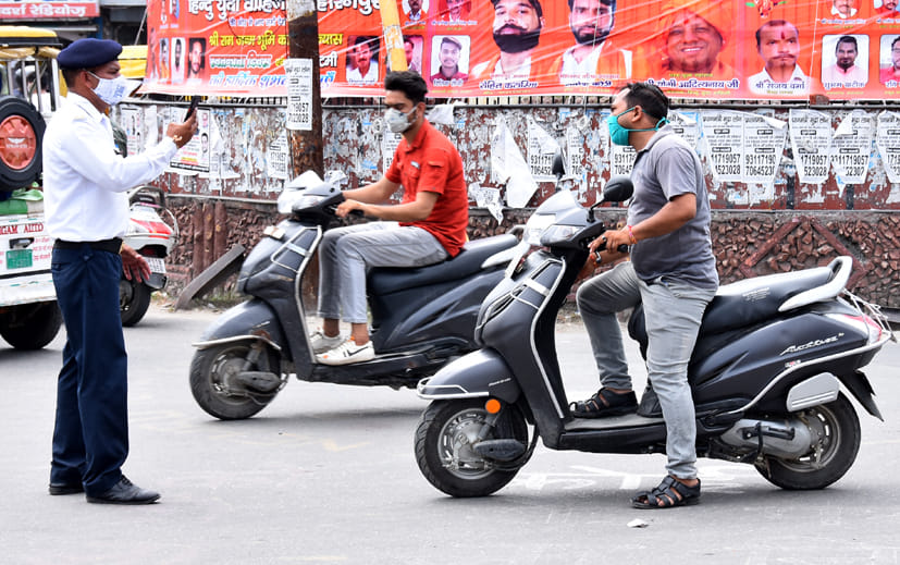 सहारनपुर के घंटाघर स्कूटी सवार का ईचालान करता यातायात कर्मी सहारनपुर के घंटाघर स्कूटी सवार का ईचालान करता यातायात कर्मी