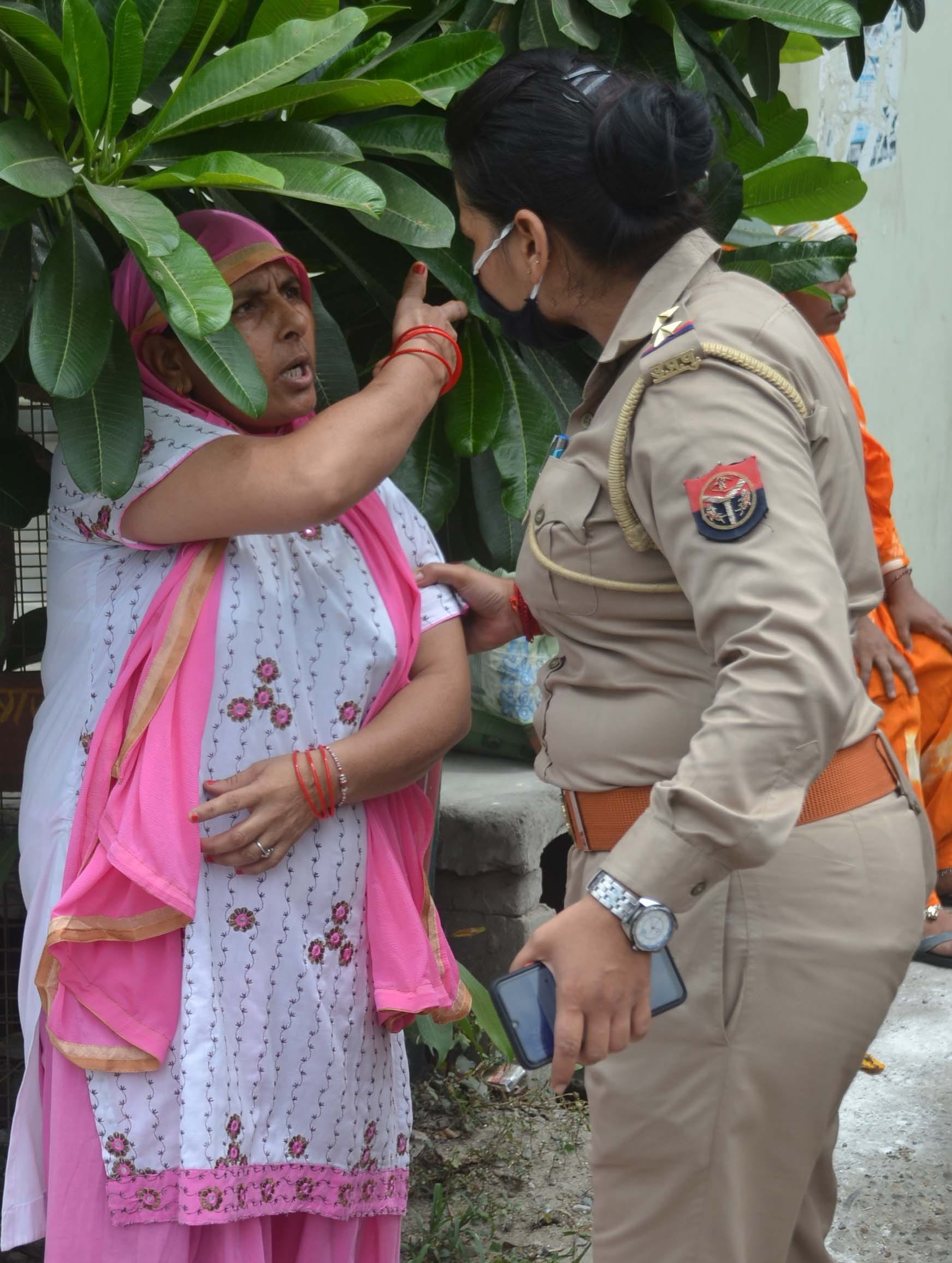 शामली झिंझाना रोड पर नर्सिगहोम में हंगामा कर रही महिला को समझाती महिला दरोगा शामली झिंझाना रोड पर नर्सिगहोम में हंगामा कर रही महिला को समझाती महिला दरोगा