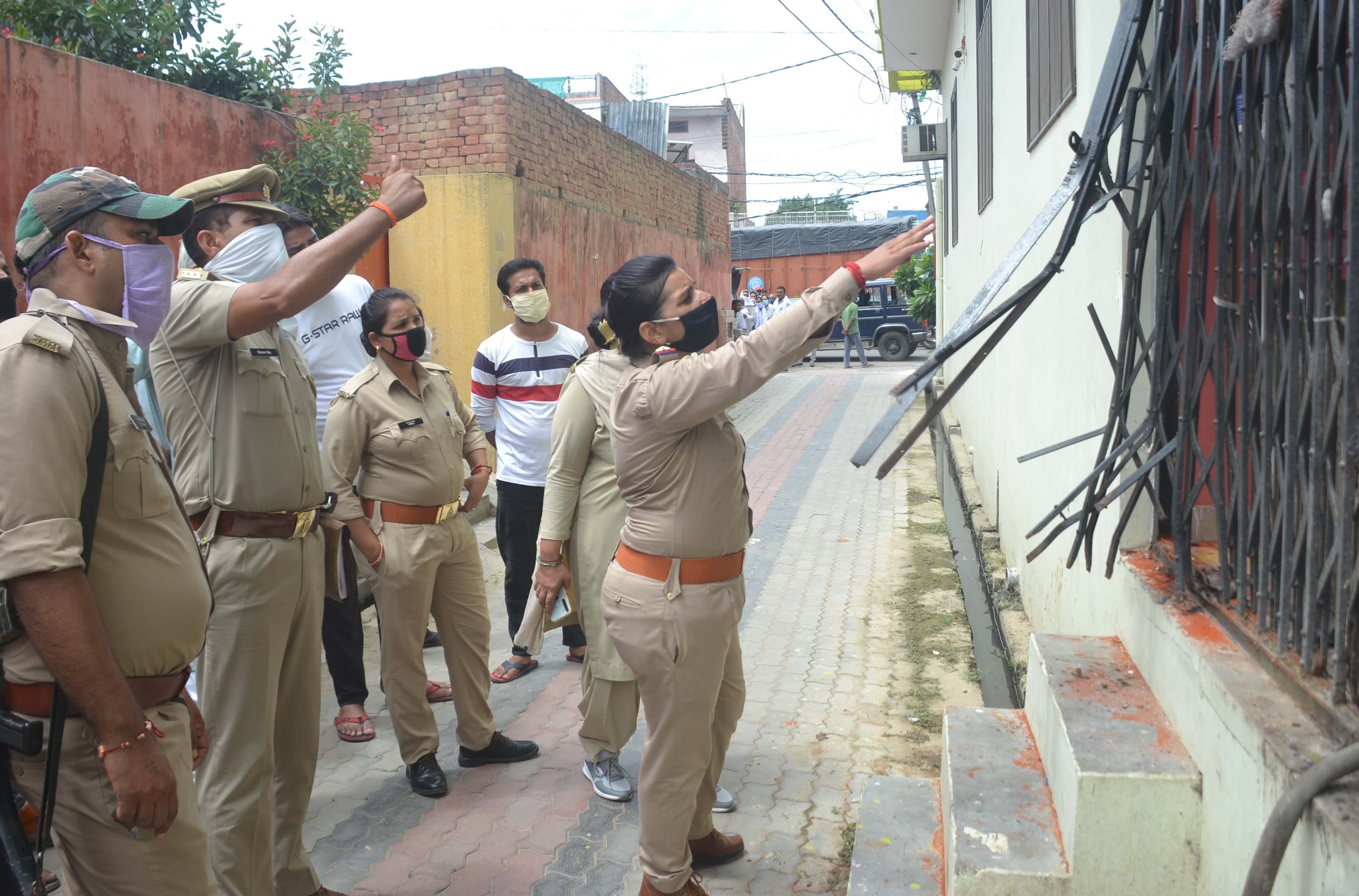 शामली झिंझाना रोड पर नर्सिगहोम में हंगामे की सुचना पर पहुची पुलिस शामली झिंझाना रोड पर नर्सिगहोम में हंगामे की सुचना पर पहुची पुलिस