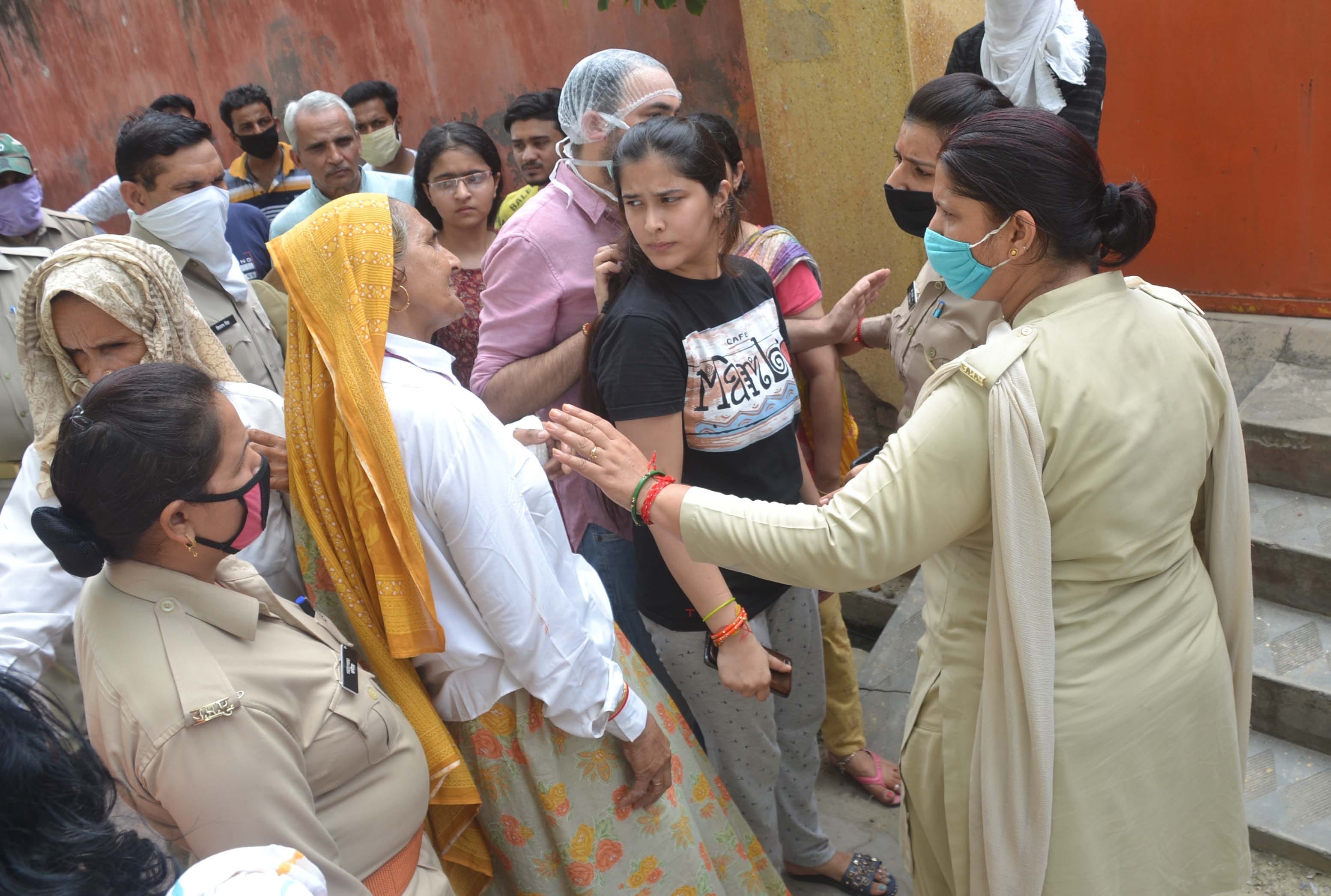 शामली झिंझाना रोड पर नर्सिगहोम में हंगामा कर रही महिलाओ को समझाती महिला पुलिसकर्मी शामली झिंझाना रोड पर नर्सिगहोम में हंगामा कर रही महिलाओ को समझाती महिला पुलिसकर्मी