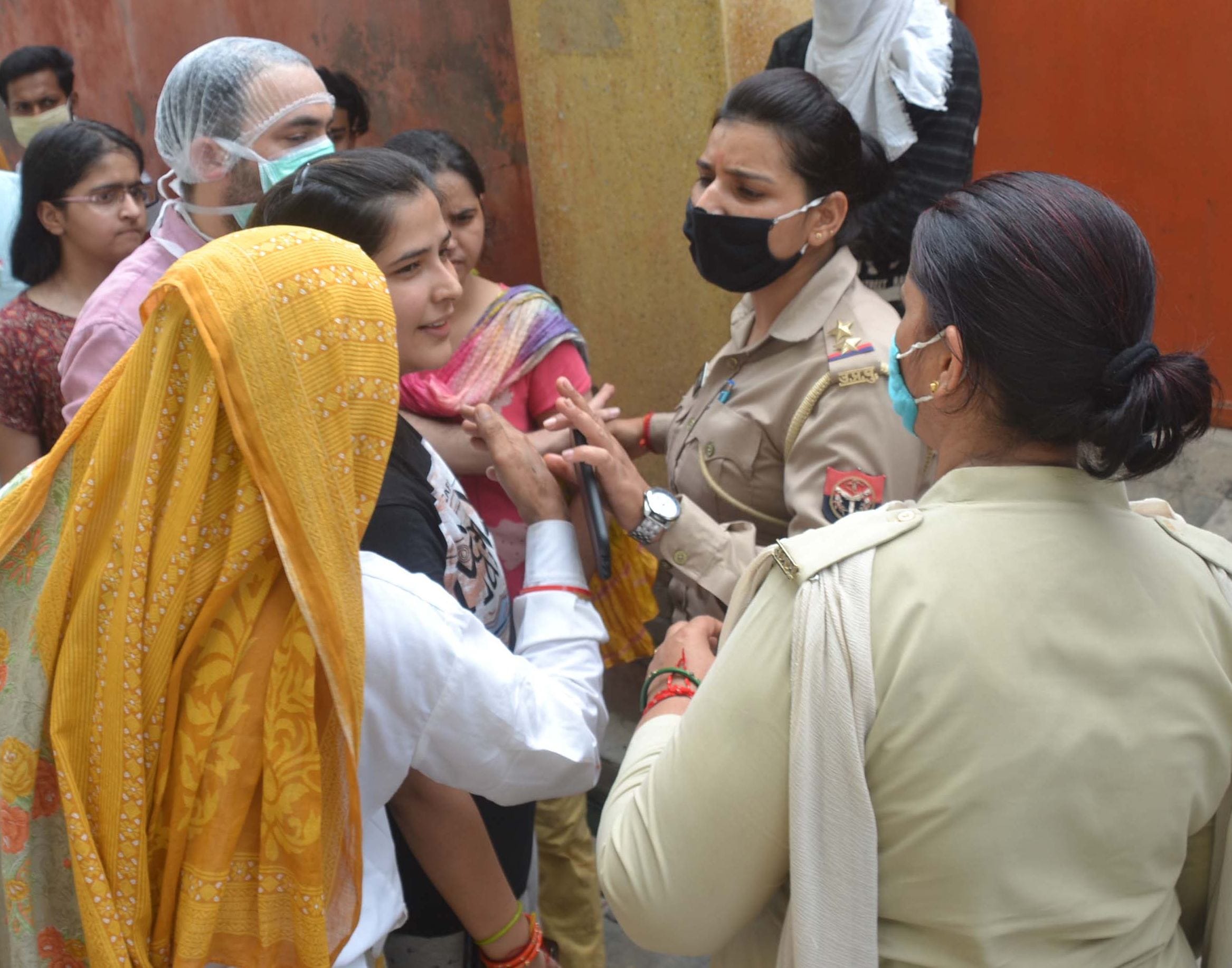 शामली झिंझाना रोड पर नर्सिगहोम में हंगामा कर रही महिलाओ को समझाती महिला पुलिसकर्मी शामली झिंझाना रोड पर नर्सिगहोम में हंगामा कर रही महिलाओ को समझाती महिला पुलिसकर्मी
