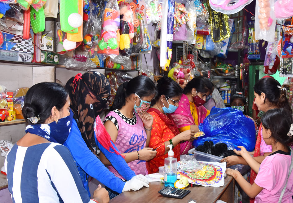 हकीकत नगर में जन्माष्टमी की खरीदारी करती महिलाएं हकीकत नगर में जन्माष्टमी की खरीदारी करती महिलाएं