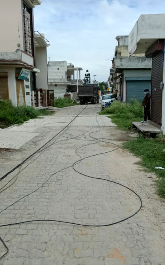 दिल्ली रोड स्थित प्रेम नगर में डंपर की टक्कर से टूटे पड़े बिजली के तार।