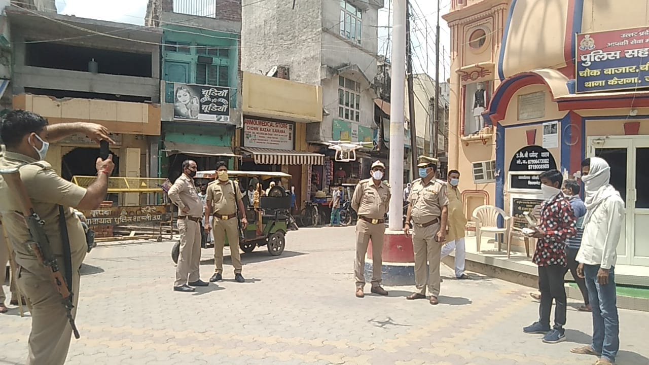 कैराना में जुमे की नमाज पर चौक बाजार में ड्रोन से निगरानी करती पुलिस