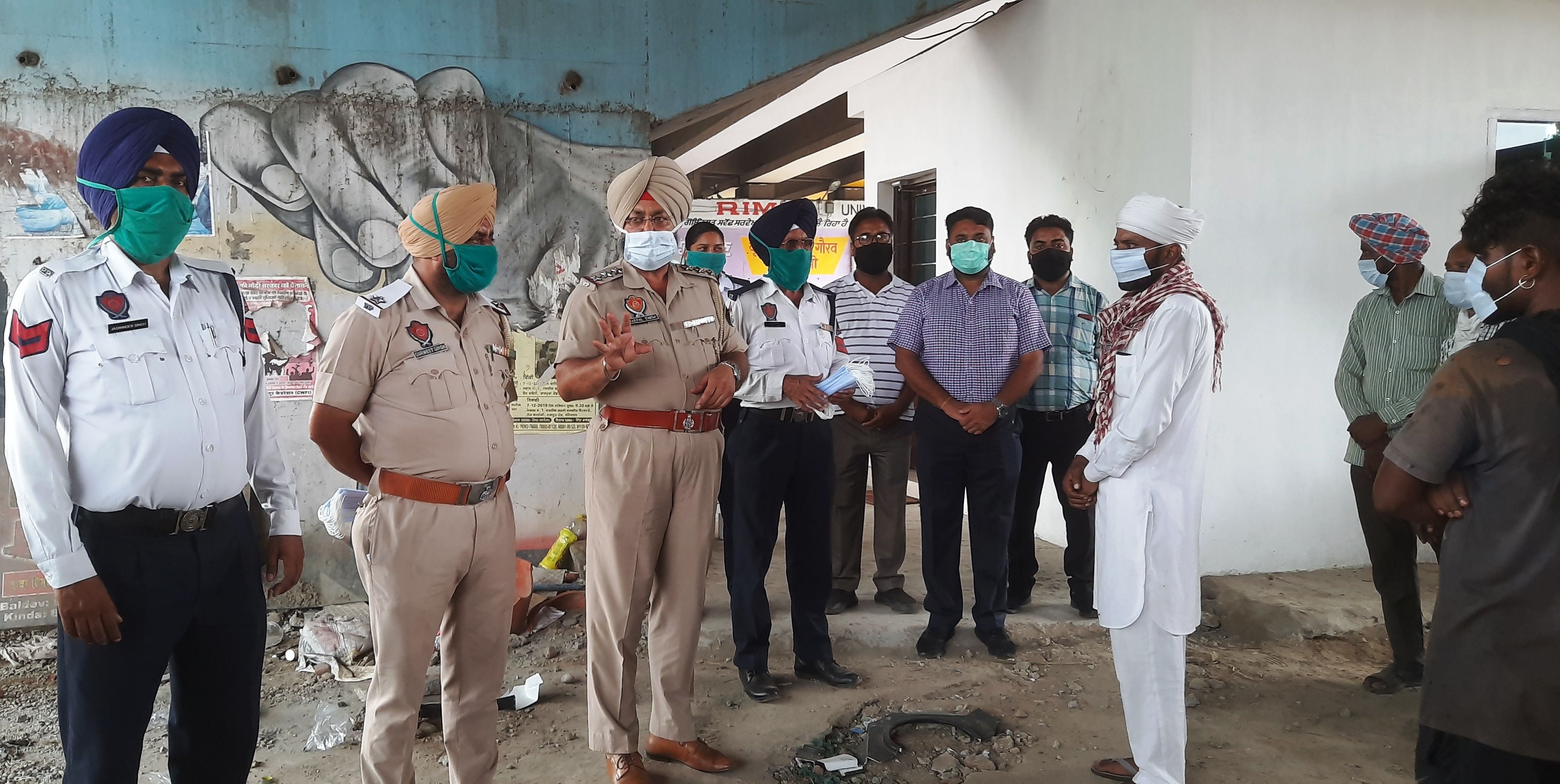 मंडी गोबिंदगढ़ के मुख्य चौक पर ट्रैफिक पुलिस दफ्तर के पास मजदूरों को कोरोना माहामारी प्रति जागर? मंडी गोबिंदगढ़ के मुख्य चौक पर ट्रैफिक पुलिस दफ्तर के पास मजदूरों को कोरोना माहामारी प्रति जागर?