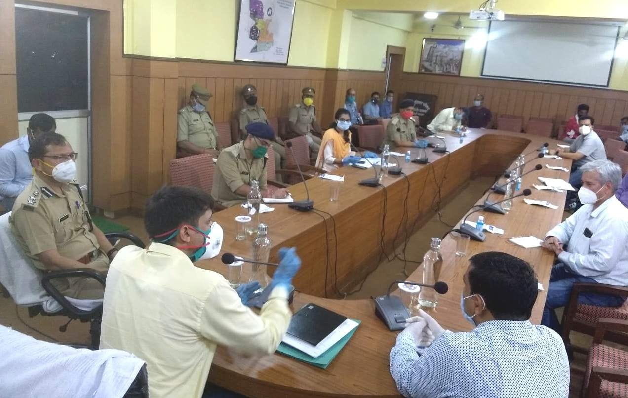 मुनिकीरेती स्थित नगर पालिका हॉल में विभागीय अधिकारियों की बैठक लेते जिलाधिकारी मंगेश घिल्डिया? मुनिकीरेती स्थित नगर पालिका हॉल में विभागीय अधिकारियों की बैठक लेते जिलाधिकारी मंगेश घिल्डिया?
