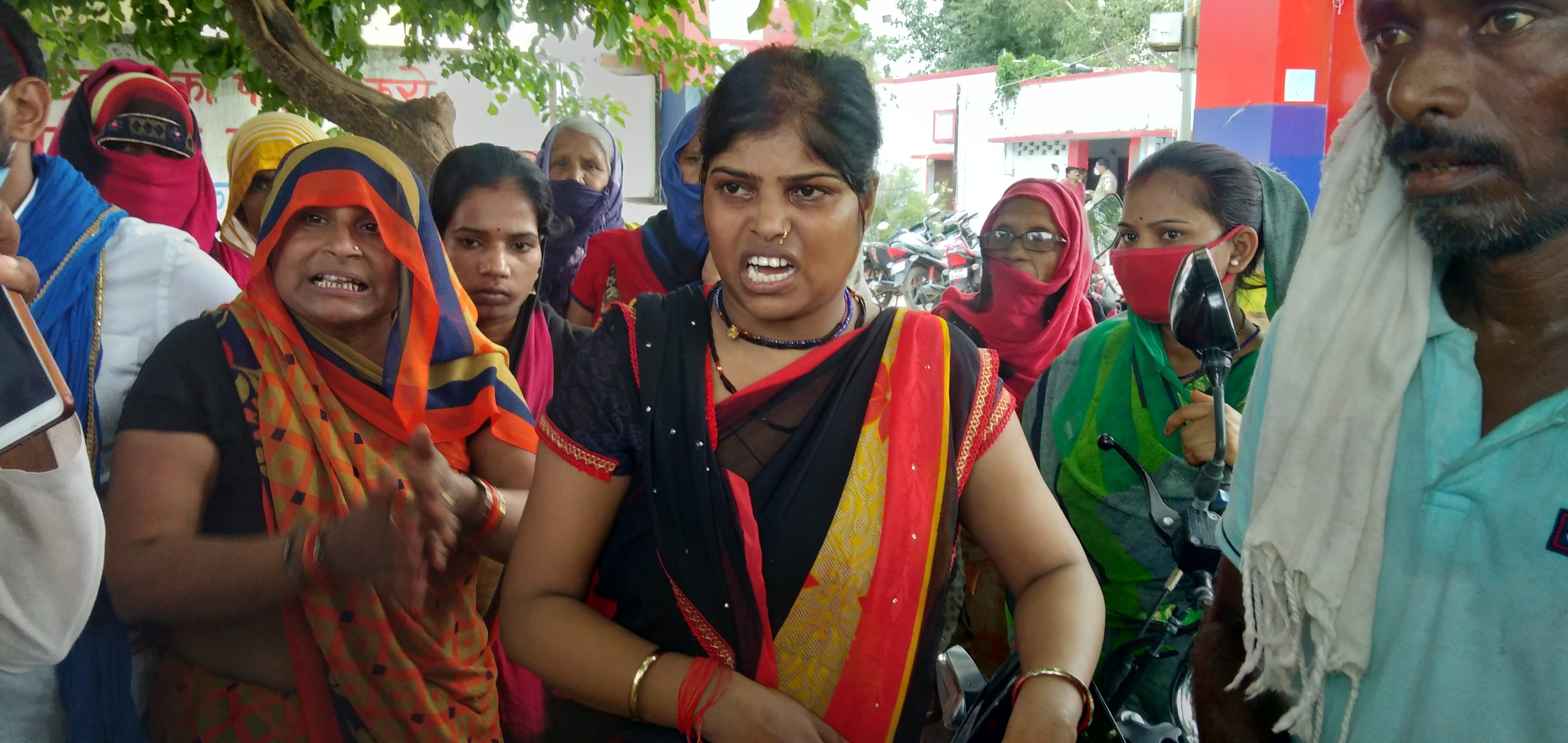 जालौन जिले के उरई कोतवाली में खड़े मृतका नीशू के पिता कल्लू़ व बड़ी बहन वंदना