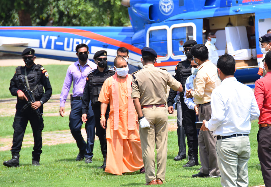 सहारनपुर के पुलिस लाइन में मुख्य मंत्री के पहुंचने पर कमिश्नर डीएम व एसएसपी से वार्ता करते मुख्य सहारनपुर के पुलिस लाइन में मुख्य मंत्री के पहुंचने पर कमिश्नर डीएम व एसएसपी से वार्ता करते मुख्य