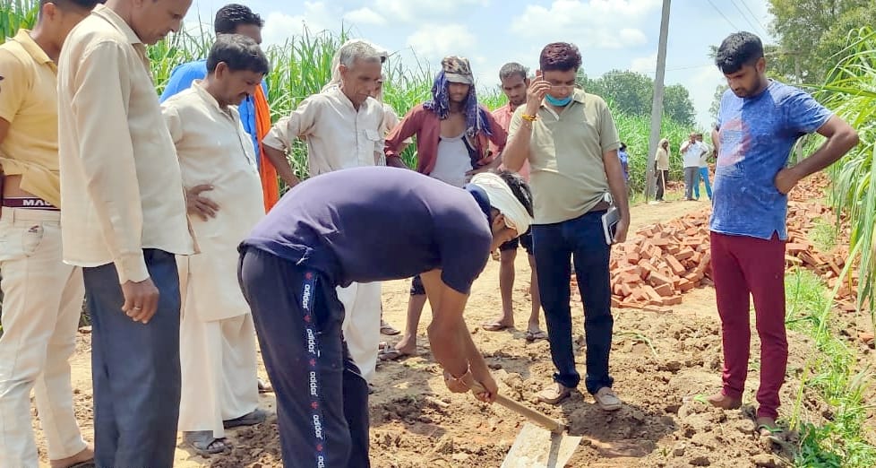 हीमपुरदीपा के गांव जोगी औंधा व गांगू नंगला मार्ग पर खड़ंजा निर्माण में लगाई जा रही घटिया सामग्री हीमपुरदीपा के गांव जोगी औंधा व गांगू नंगला मार्ग पर खड़ंजा निर्माण में लगाई जा रही घटिया सामग्री