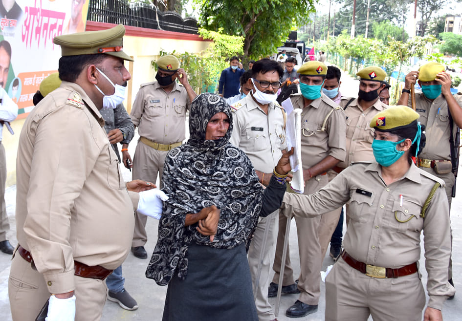 सहारनपुर में सर्किट हाउस मे आने के दौरान गोकशी के मामले में मुख्य मंत्री से मिलने पहुंची महिला को सहारनपुर में सर्किट हाउस मे आने के दौरान गोकशी के मामले में मुख्य मंत्री से मिलने पहुंची महिला को