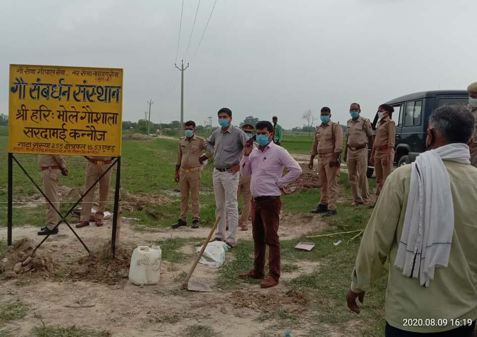 सरकारी जमीन से अवैध कब्जा हटवाते एसडीएम। सरकारी जमीन से अवैध कब्जा हटवाते एसडीएम।