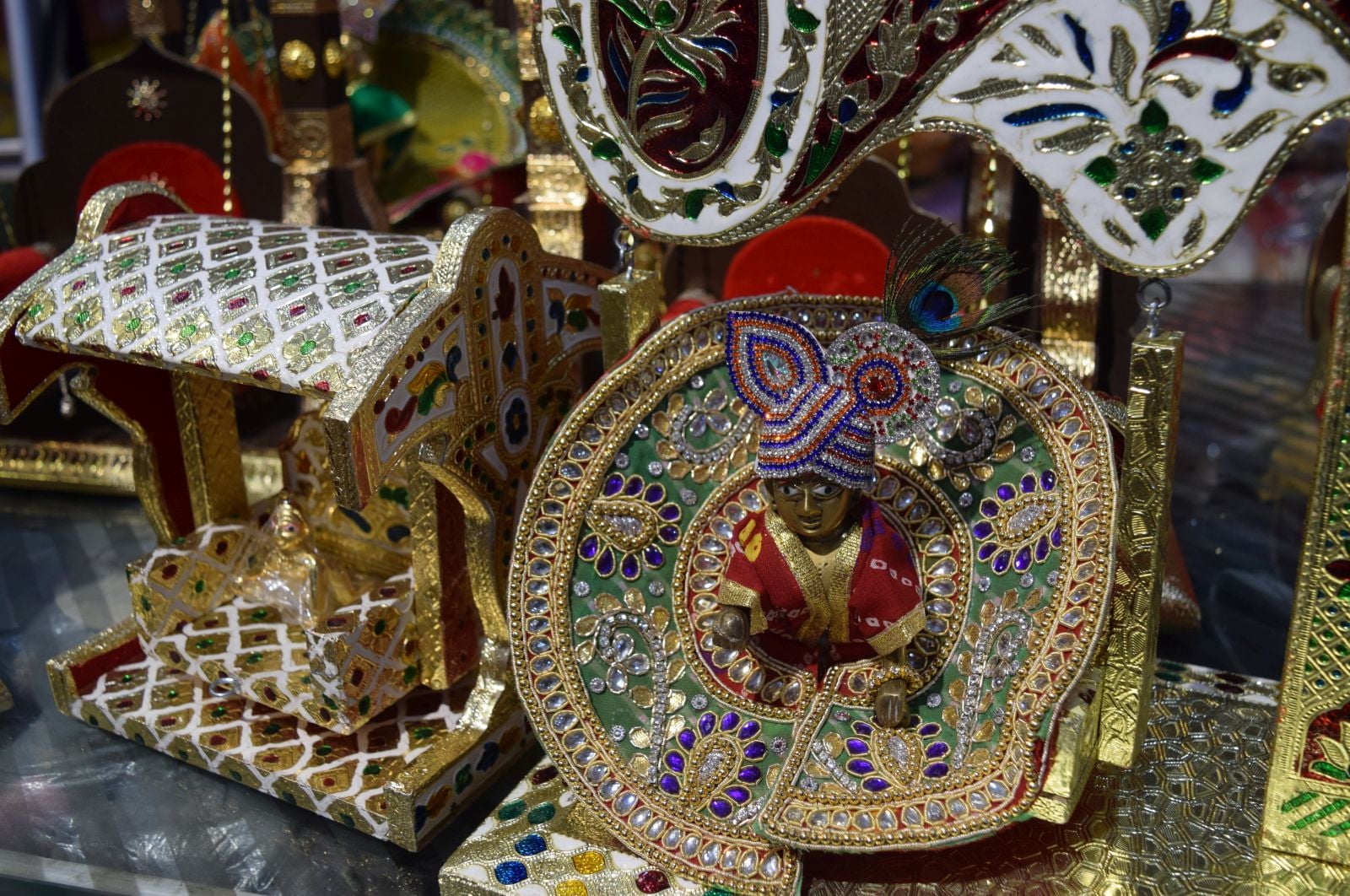 बाजार में कृष्ण जन्माष्टमी पर बाजार में बढी रौनक। बाजार में कृष्ण जन्माष्टमी पर बाजार में बढी रौनक।