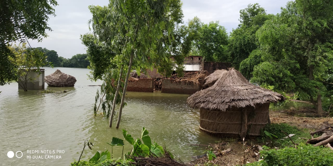 मधुबन के गजियापुर गाँव में बाढ़ के पानी से घिरी मड़ई,डूबी फसल। मधुबन के गजियापुर गाँव में बाढ़ के पानी से घिरी मड़ई,डूबी फसल।