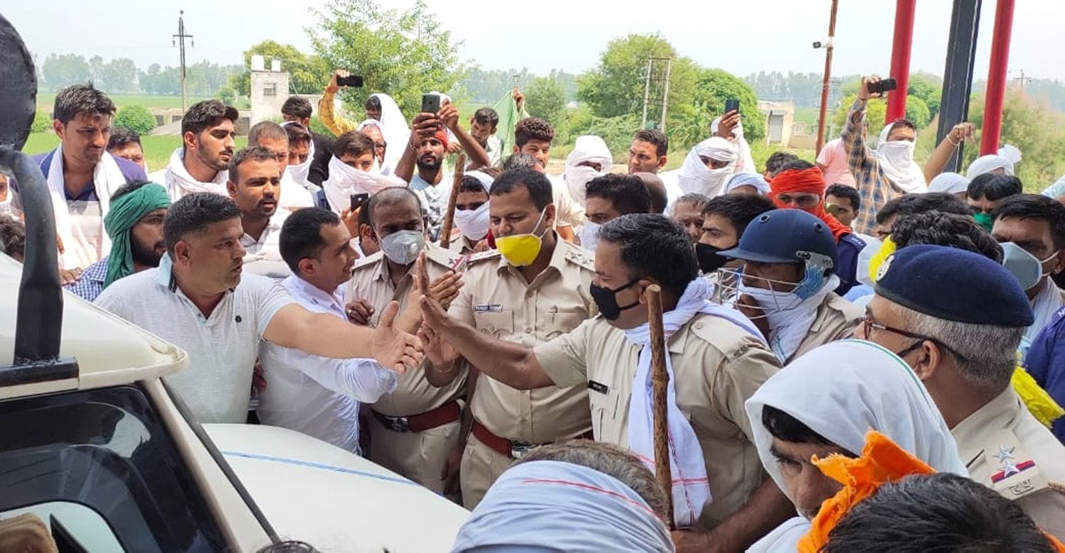 बिना शुल्क दिए गाड़ियों को निकालते ग्रामीण। बिना शुल्क दिए गाड़ियों को निकालते ग्रामीण।