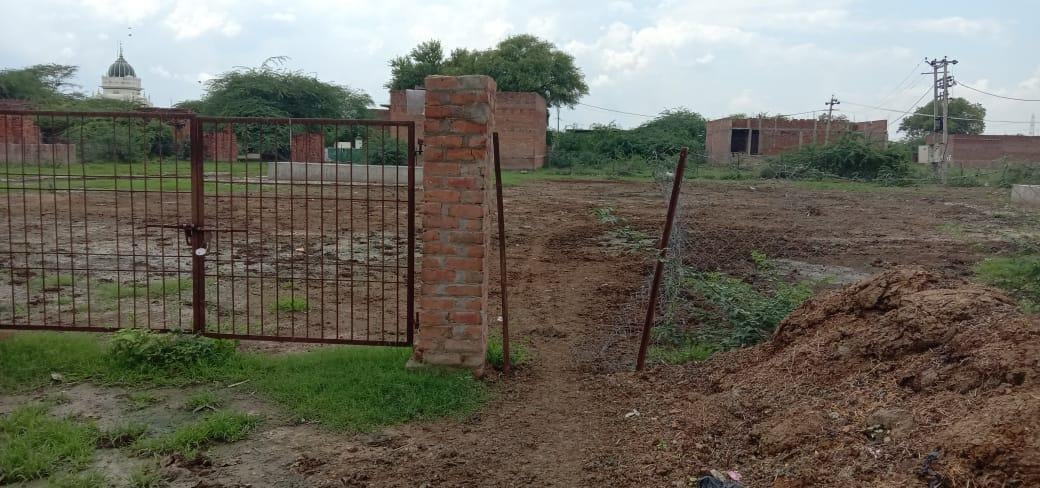 मुहम्मदाबाद में गौशाला में पड़ा ताला फैली गंदी मुहम्मदाबाद में गौशाला में पड़ा ताला फैली गंदी