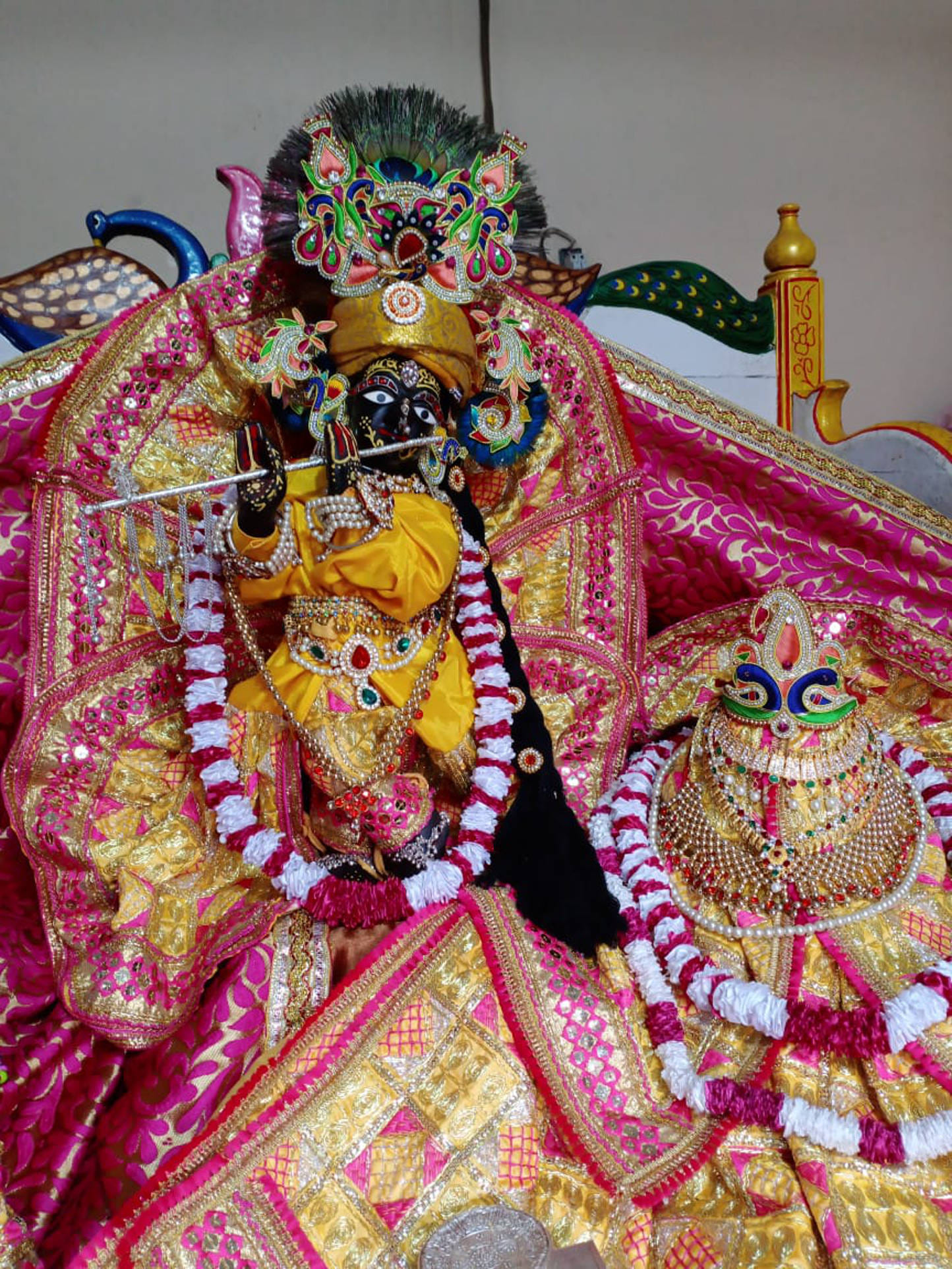 देवबंद स्थित मंदिर में ठाकुर श्री राधानवरंगी लाल की भव्य प्रतिमा।