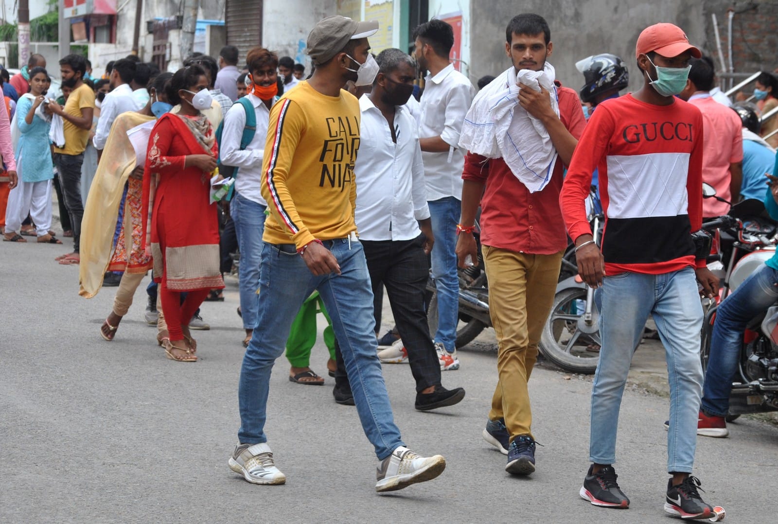 राजकीय बालिका इंटर कालेज से बीएड प्रवेश परीक्षा दे कर निकलते अभ्यर्थियों।