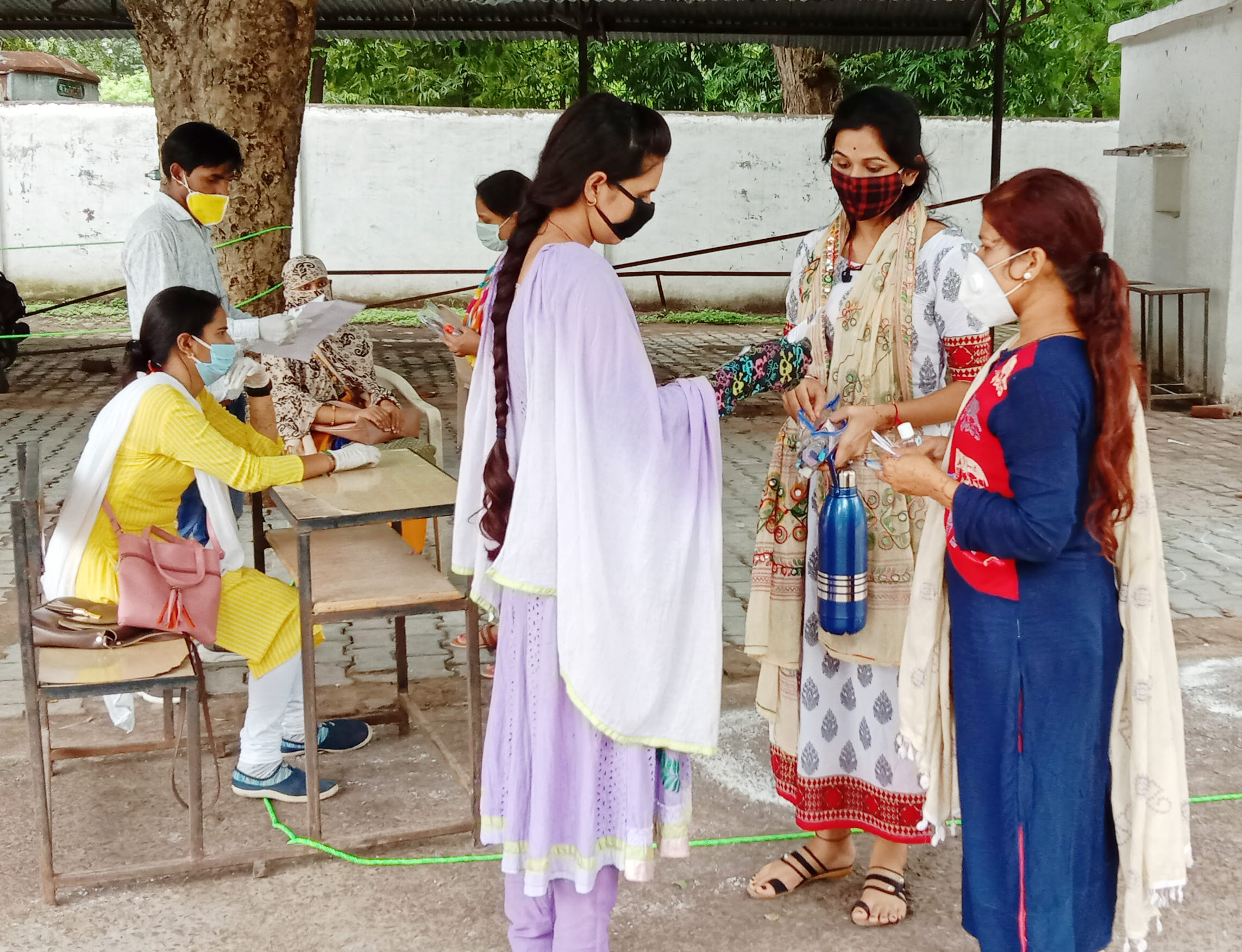 राजकीय बालिका इंटर कॉलेज में परीक्षार्थियों के प्रवेश पत्र चेक करती शिक्षिकाएं राजकीय बालिका इंटर कॉलेज में परीक्षार्थियों के प्रवेश पत्र चेक करती शिक्षिकाएं