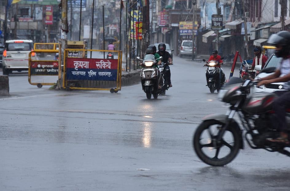 सहारनपुर के घंटाघर पर हुई बरसात में जाते लोग सहारनपुर के घंटाघर पर हुई बरसात में जाते लोग