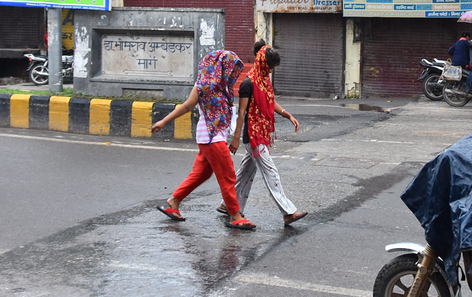 सहारनपुर के घंटाघर पर हुई बरसात में जाती युवतियां सहारनपुर के घंटाघर पर हुई बरसात में जाती युवतियां