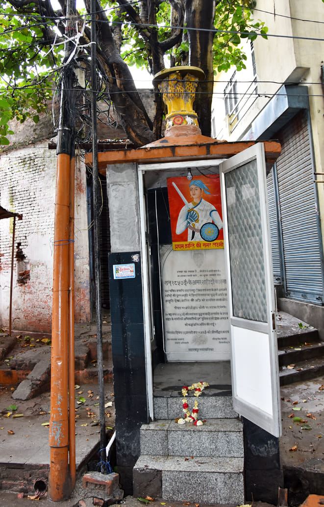 लोहा बाजार स्थित शहीद स्मार्क लोहा बाजार स्थित शहीद स्मार्क